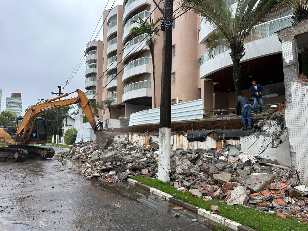 Demolição de área condenada no Guarujá